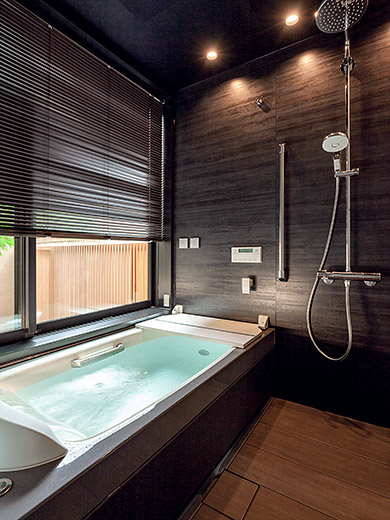 黒を基調とした高級感ある浴室