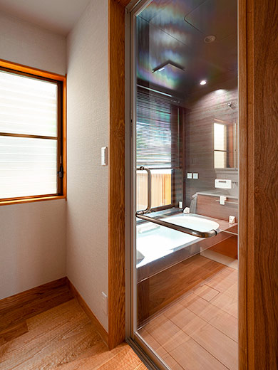 浴室と脱衣室を繋ぐガラスの扉