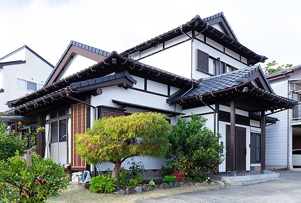 瓦屋根の大きなお住まい