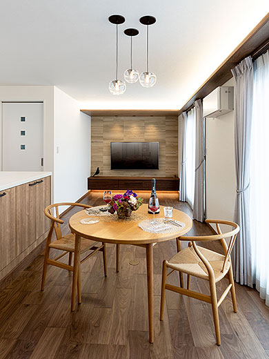 エコカラットの壁がアクセントのLDK