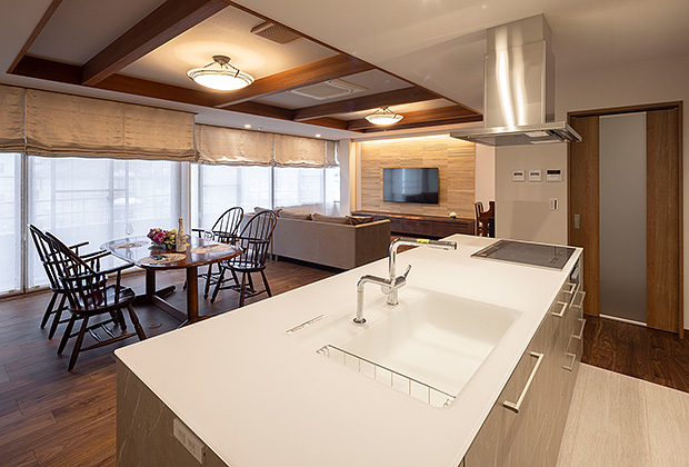 エコカラットの壁がアクセントのLDK