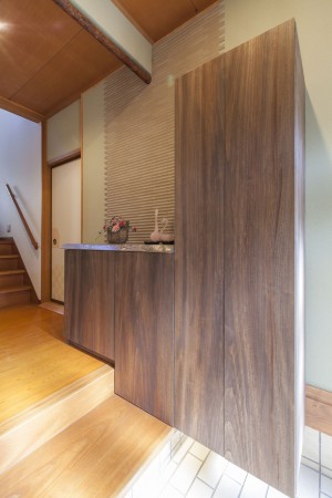 欅の一枚板のカウンターが素敵な玄関収納 | 【平成デザインスタジオ